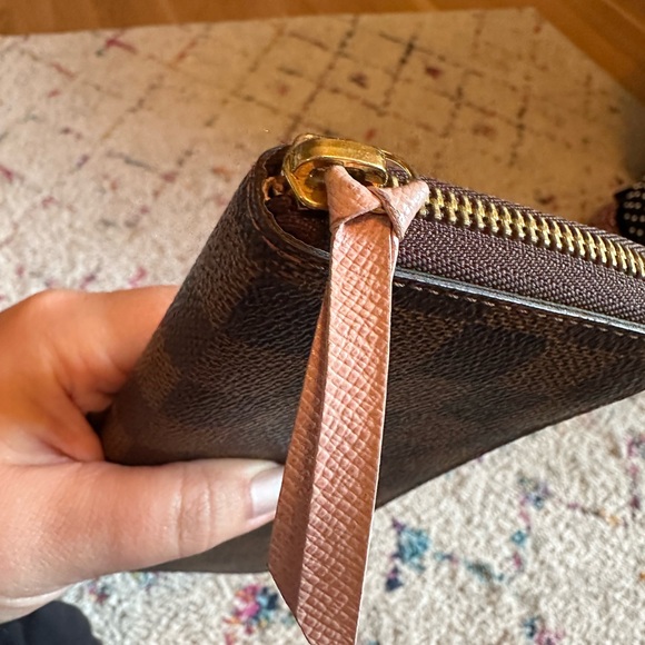 AUTHENTIC LOUIS VUITTON | Damier Ebene w Rose Ballerine interior Zippy Wallet - Picture 4 of 16